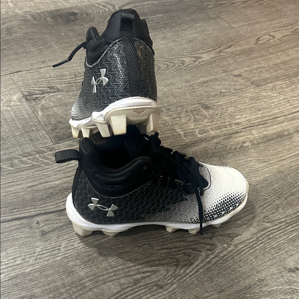 Under Armour Kids Black and White Cleats⚽️⚾️